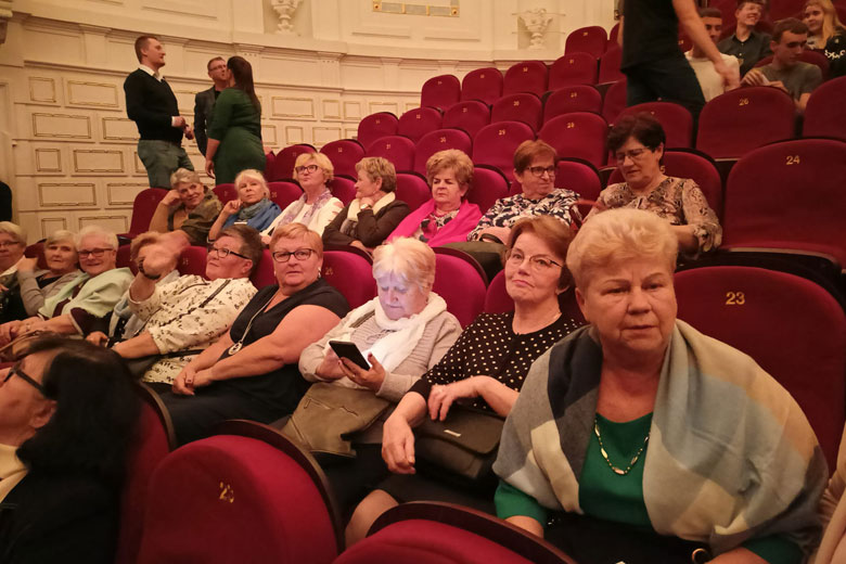 Ikona do artykułu: Dnia 3.11.2022 nasi Seniorzy uczestniczyli w spektaklu w Teatrze Komedia w Warszawie "Zaręczony Pogrążony"
